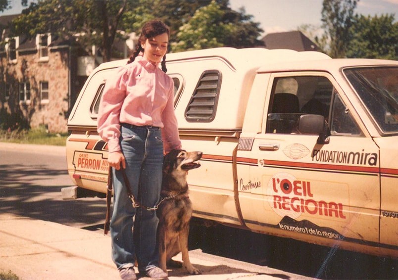 Une photo historique de la première adolescente qui a bénéficiée du service de chien guide